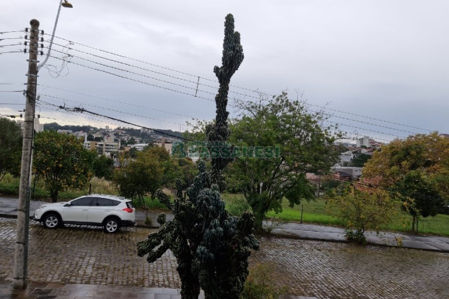 Casa com 320m², 3 dormitórios, 2 vagas, no bairro Colina Sorriso em Caxias do Sul para Comprar