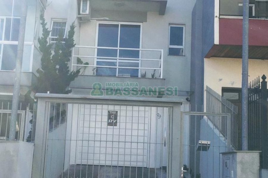 Sobrado com 106m², 2 dormitórios, 2 vagas, no bairro Vinhedos em Caxias do Sul para Comprar