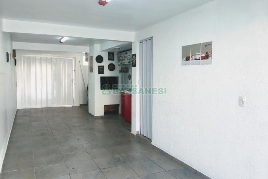 Sobrado com 106m², 2 dormitórios, 2 vagas, no bairro Vinhedos em Caxias do Sul para Comprar