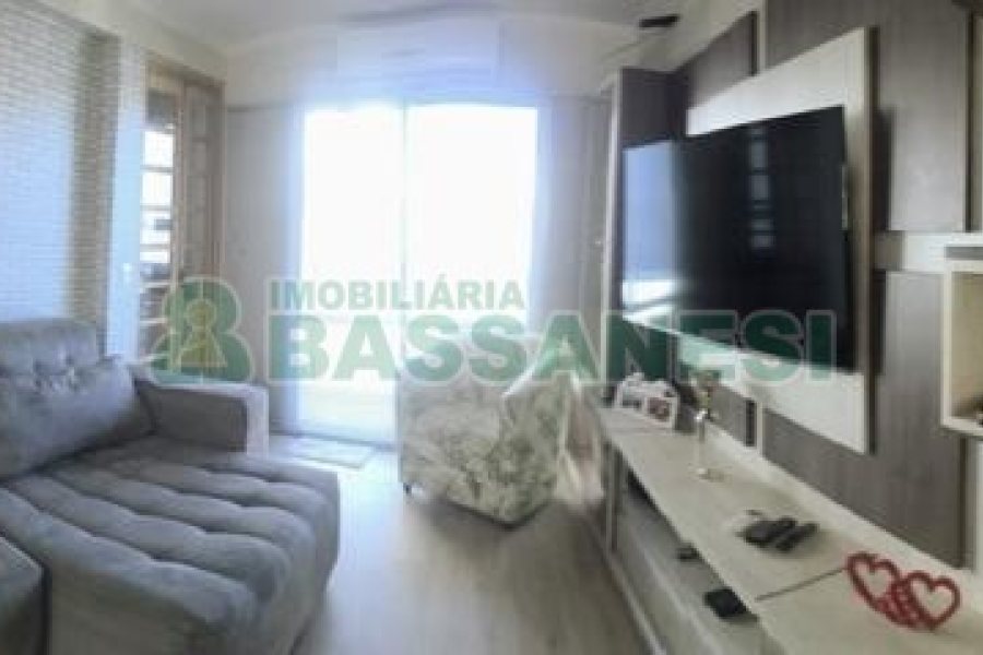 Sobrado com 106m², 2 dormitórios, 2 vagas, no bairro Vinhedos em Caxias do Sul para Comprar