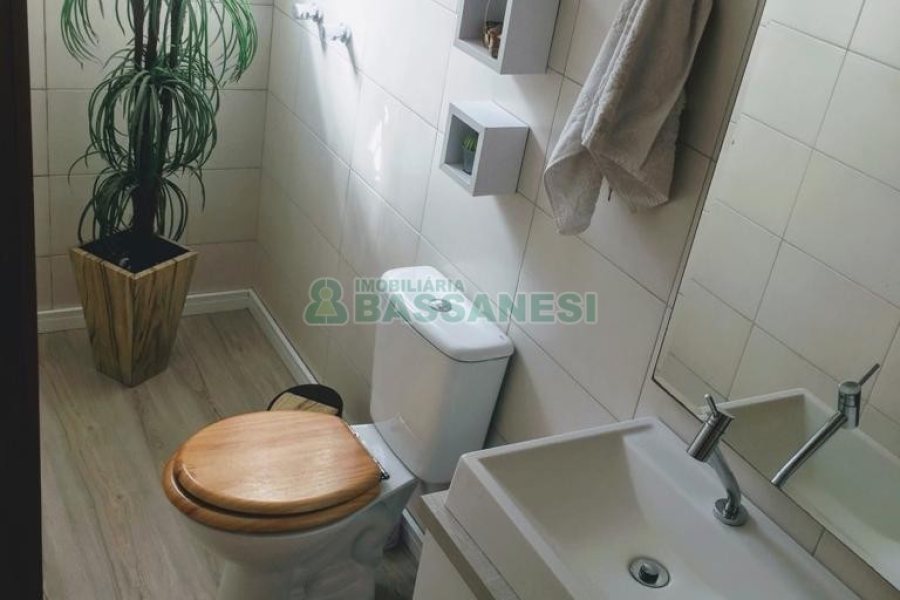 Sobrado com 106m², 2 dormitórios, 2 vagas, no bairro Vinhedos em Caxias do Sul para Comprar