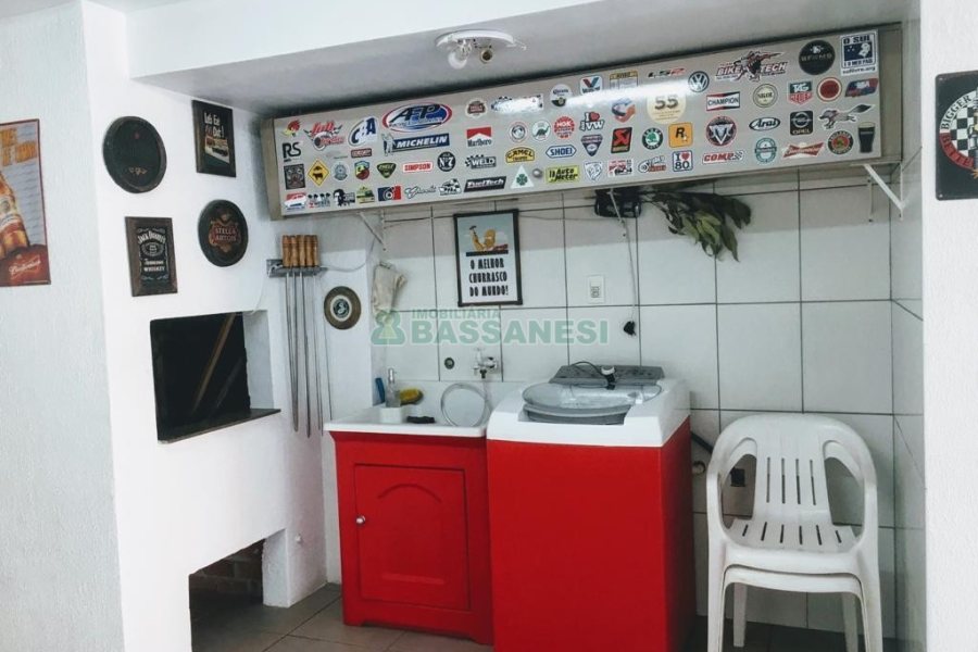 Sobrado com 106m², 2 dormitórios, 2 vagas, no bairro Vinhedos em Caxias do Sul para Comprar