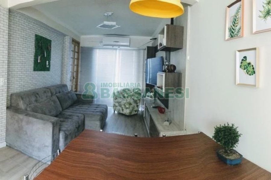 Sobrado com 106m², 2 dormitórios, 2 vagas, no bairro Vinhedos em Caxias do Sul para Comprar