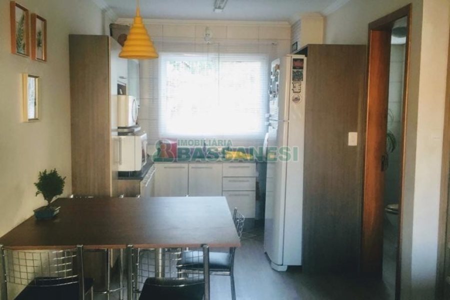 Sobrado com 106m², 2 dormitórios, 2 vagas, no bairro Vinhedos em Caxias do Sul para Comprar