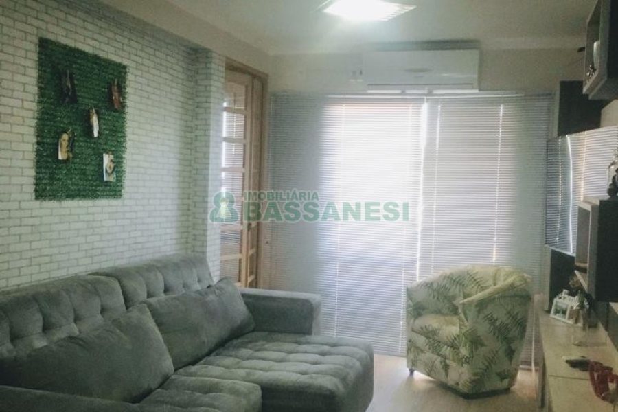 Sobrado com 106m², 2 dormitórios, 2 vagas, no bairro Vinhedos em Caxias do Sul para Comprar