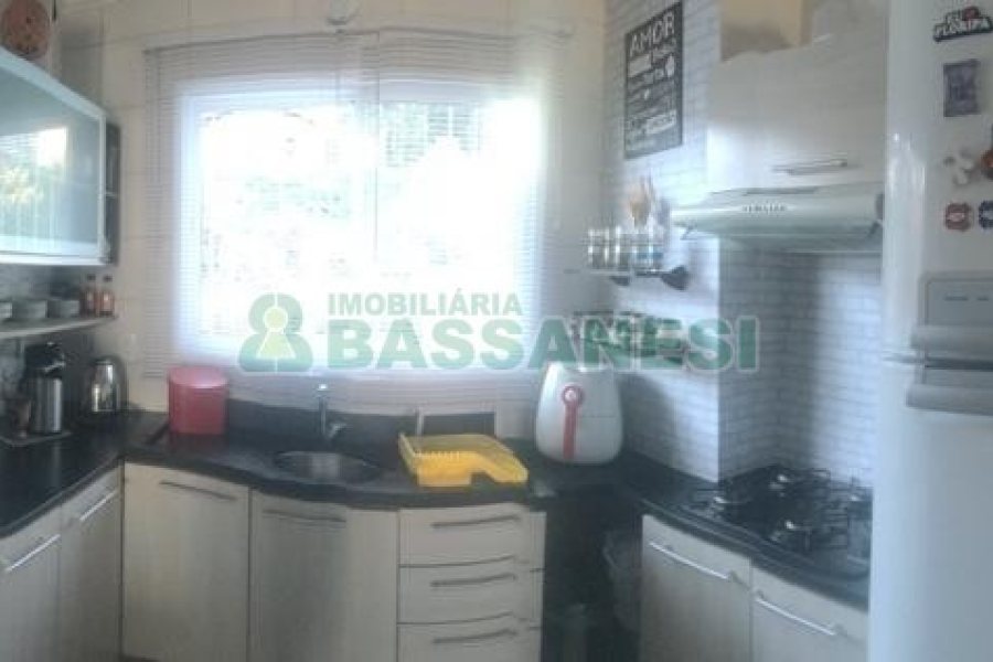 Sobrado com 106m², 2 dormitórios, 2 vagas, no bairro Vinhedos em Caxias do Sul para Comprar