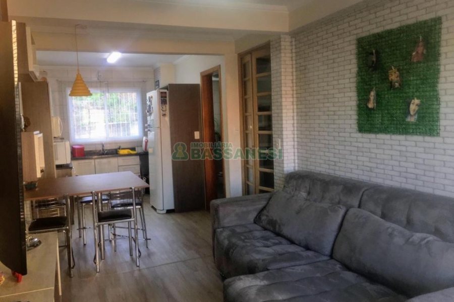 Sobrado com 106m², 2 dormitórios, 2 vagas, no bairro Vinhedos em Caxias do Sul para Comprar