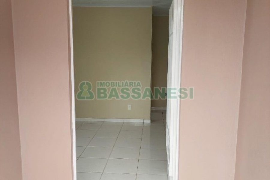 Casa com 80m², 2 dormitórios, 1 vaga, no bairro Esplanada em Caxias do Sul para Alugar