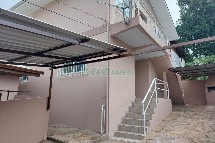 Casa com 80m², 2 dormitórios, 1 vaga, no bairro Esplanada em Caxias do Sul para Alugar