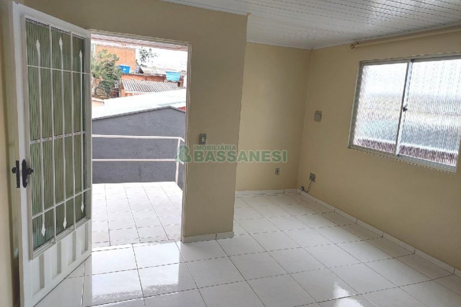 Casa com 80m², 2 dormitórios, 1 vaga, no bairro Esplanada em Caxias do Sul para Alugar