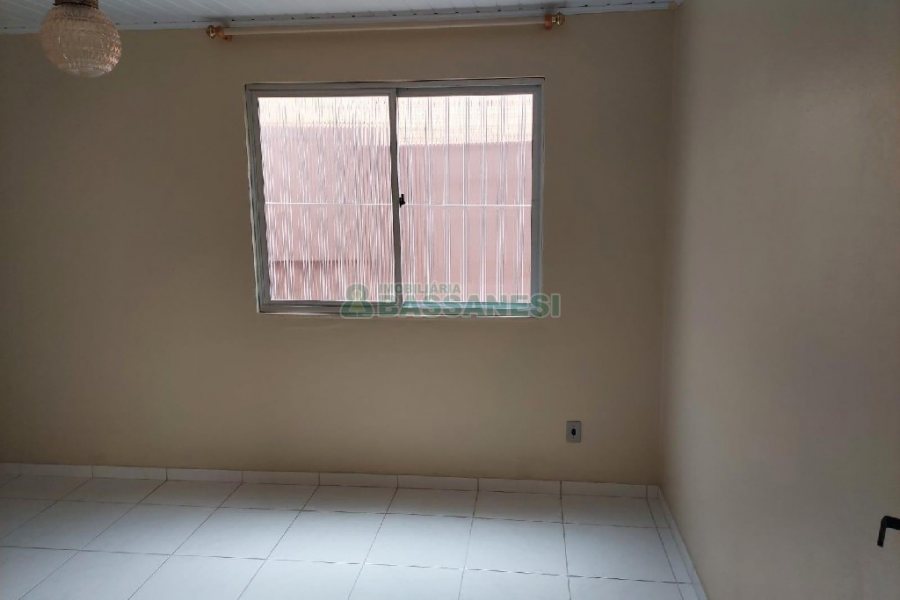Casa com 80m², 2 dormitórios, 1 vaga, no bairro Esplanada em Caxias do Sul para Alugar