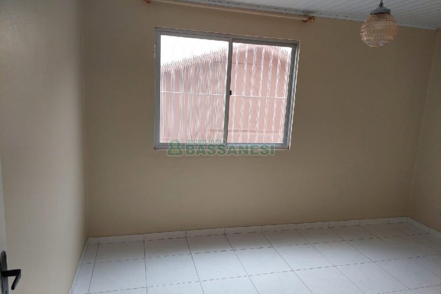 Casa com 80m², 2 dormitórios, 1 vaga, no bairro Esplanada em Caxias do Sul para Alugar