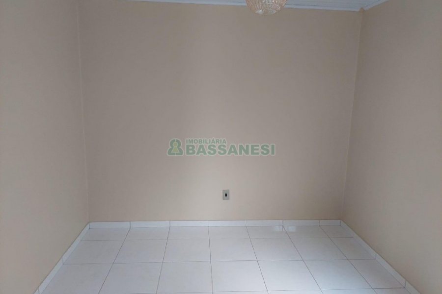 Casa com 80m², 2 dormitórios, 1 vaga, no bairro Esplanada em Caxias do Sul para Alugar