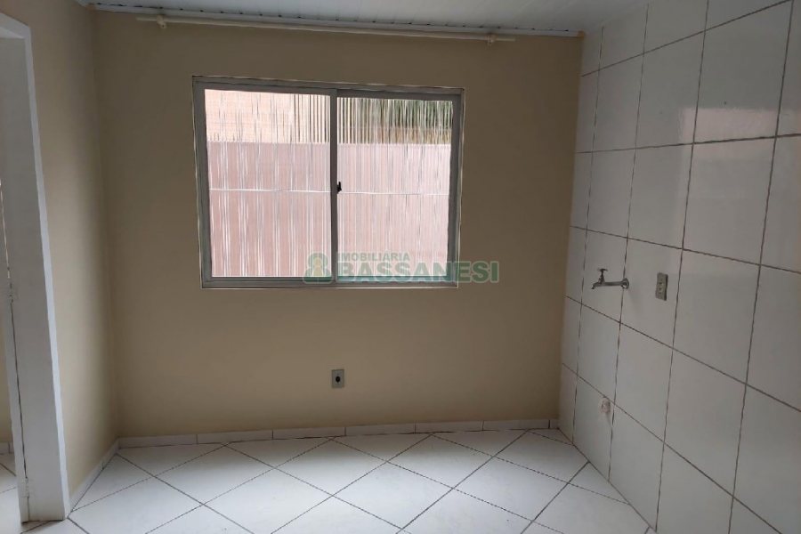 Casa com 80m², 2 dormitórios, 1 vaga, no bairro Esplanada em Caxias do Sul para Alugar
