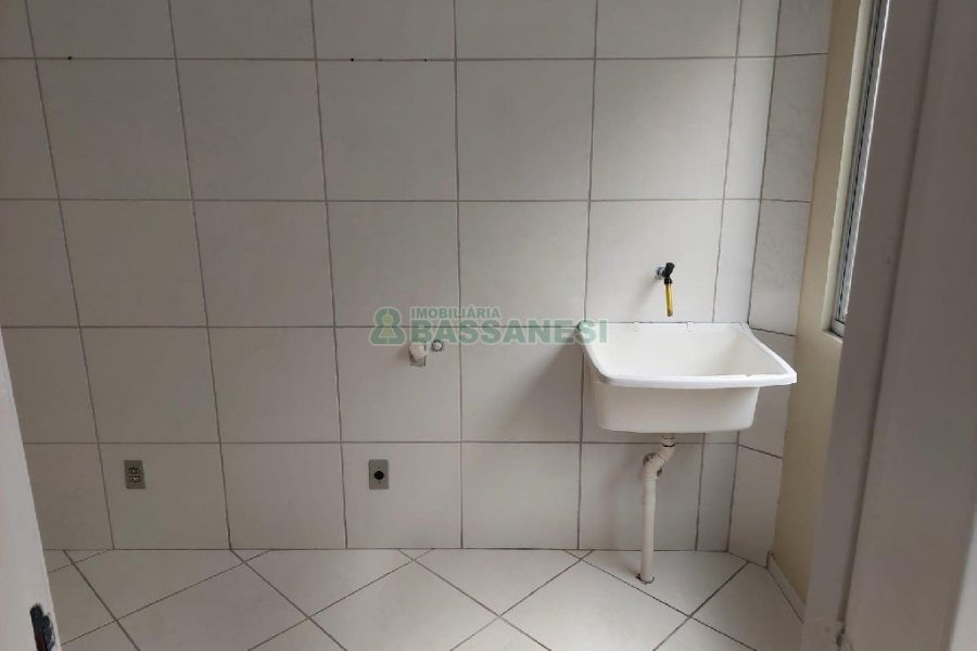 Casa com 80m², 2 dormitórios, 1 vaga, no bairro Esplanada em Caxias do Sul para Alugar