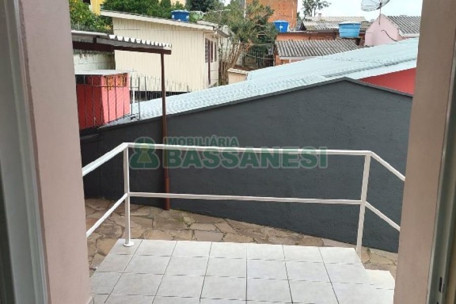 Casa com 80m², 2 dormitórios, 1 vaga, no bairro Esplanada em Caxias do Sul para Alugar