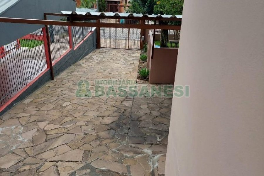 Casa com 80m², 2 dormitórios, 1 vaga, no bairro Esplanada em Caxias do Sul para Alugar