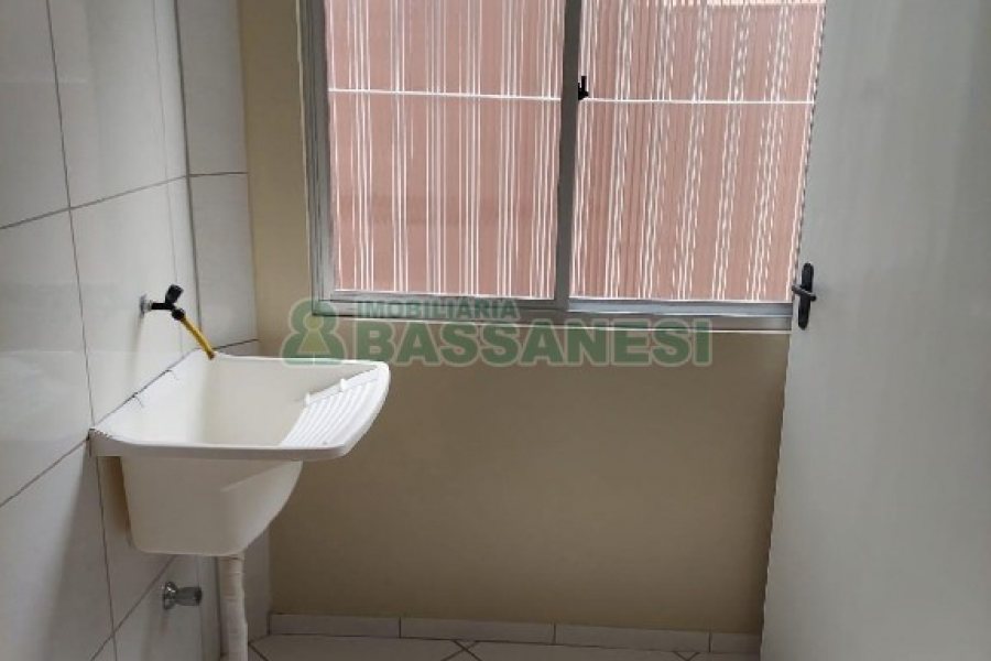Casa com 80m², 2 dormitórios, 1 vaga, no bairro Esplanada em Caxias do Sul para Alugar