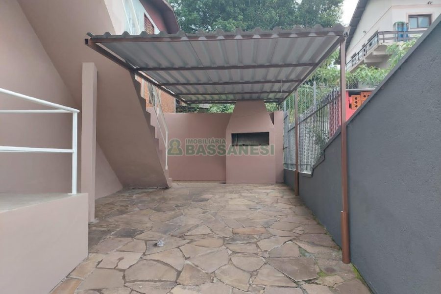 Casa com 80m², 2 dormitórios, 1 vaga, no bairro Esplanada em Caxias do Sul para Alugar