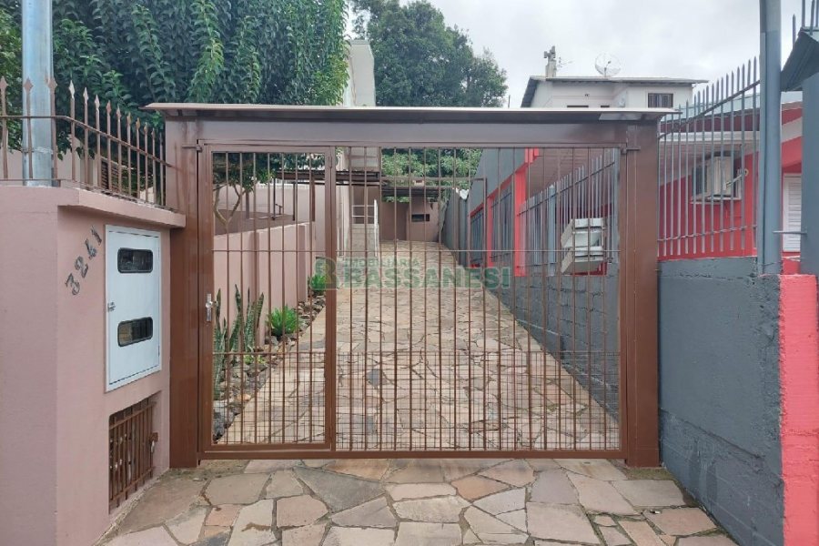 Casa com 80m², 2 dormitórios, 1 vaga, no bairro Esplanada em Caxias do Sul para Alugar