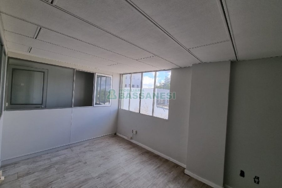 Loja com 74m², 2 vagas, no bairro Rio Branco em Caxias do Sul para Comprar