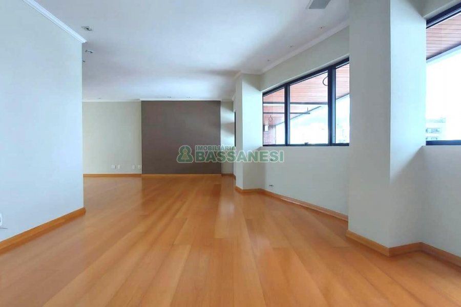 Apartamento com 342m², 3 dormitórios, 3 vagas, no bairro Centro em Caxias do Sul para Alugar