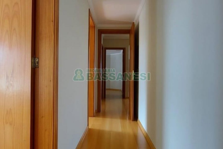 Apartamento com 342m², 3 dormitórios, 3 vagas, no bairro Centro em Caxias do Sul para Alugar