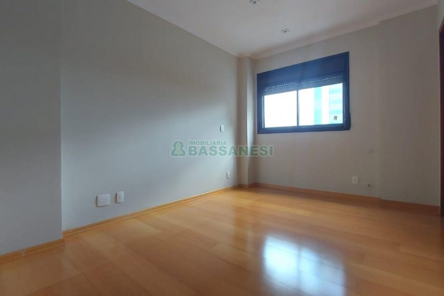 Apartamento com 342m², 3 dormitórios, 3 vagas, no bairro Centro em Caxias do Sul para Alugar
