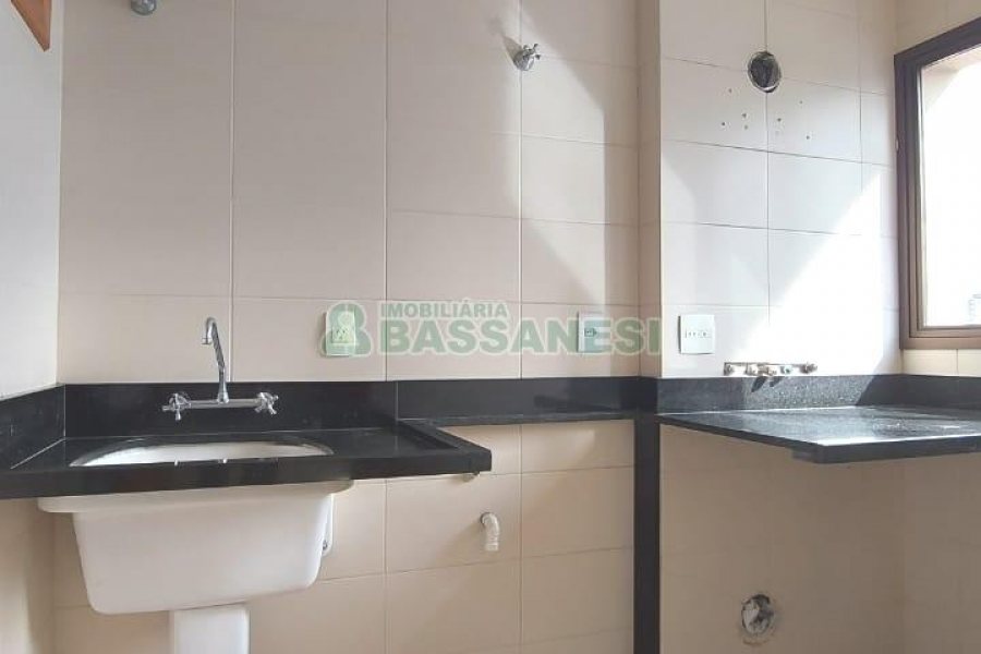 Apartamento com 342m², 3 dormitórios, 3 vagas, no bairro Centro em Caxias do Sul para Alugar
