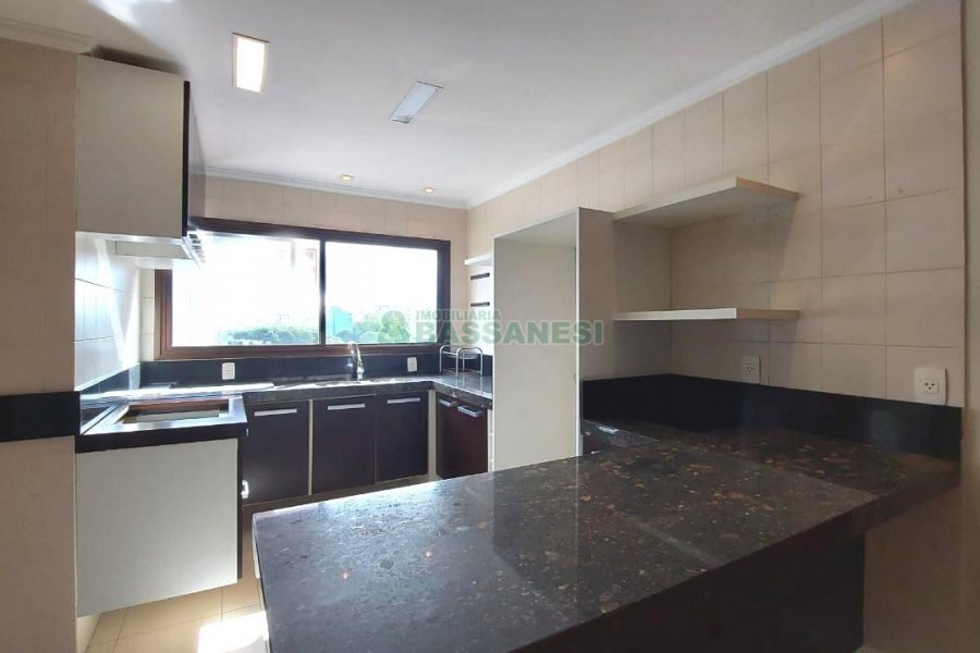 Apartamento com 342m², 3 dormitórios, 3 vagas, no bairro Centro em Caxias do Sul para Alugar