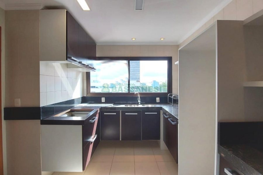Apartamento com 342m², 3 dormitórios, 3 vagas, no bairro Centro em Caxias do Sul para Alugar