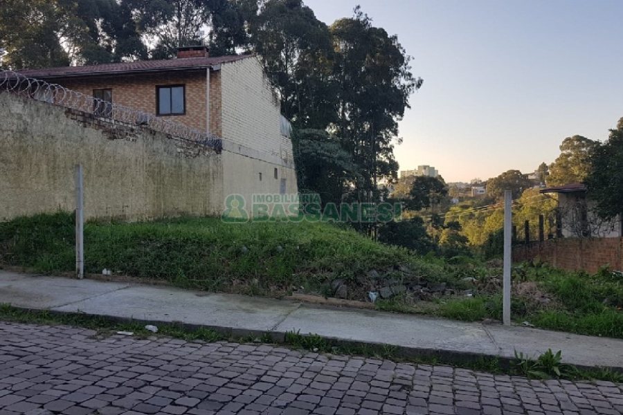 Terreno com 360m², no bairro Sanvitto em Caxias do Sul para Comprar