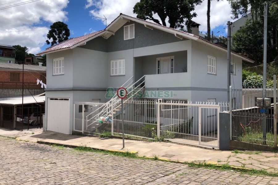Casa com 200m², 6 dormitórios, 2 vagas, no bairro Bela Vista em Caxias do Sul para Comprar