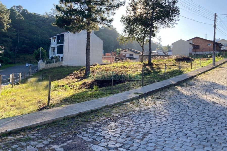 Terreno com 421m², no bairro Nossa Senhora da Saúde em Caxias do Sul para Alugar ou Comprar