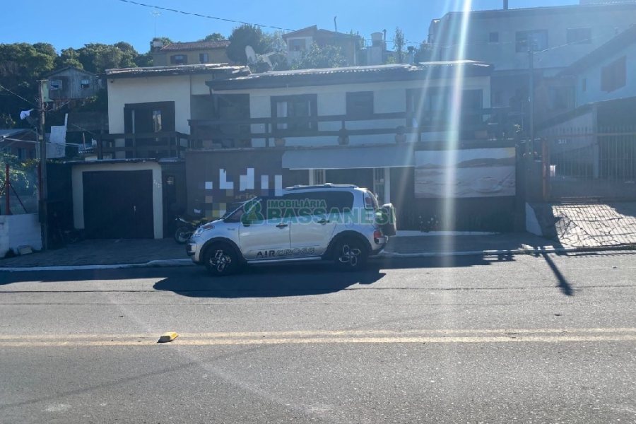 Casa com 203m², 3 dormitórios, 1 vaga, no bairro Charqueadas em Caxias do Sul para Comprar