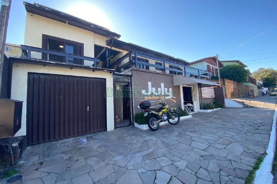 Casa com 203m², 3 dormitórios, 1 vaga, no bairro Charqueadas em Caxias do Sul para Comprar