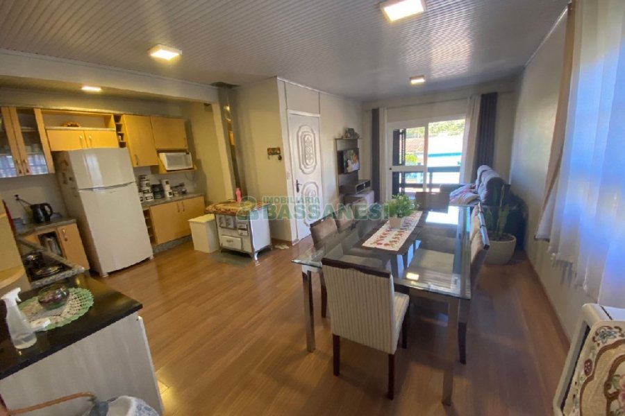 Casa com 203m², 3 dormitórios, 1 vaga, no bairro Charqueadas em Caxias do Sul para Comprar