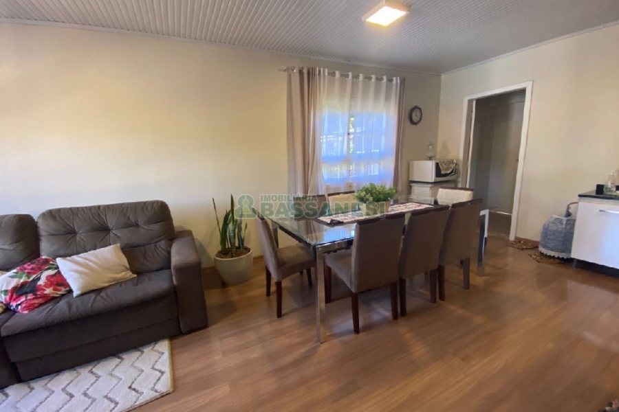 Casa com 203m², 3 dormitórios, 1 vaga, no bairro Charqueadas em Caxias do Sul para Comprar