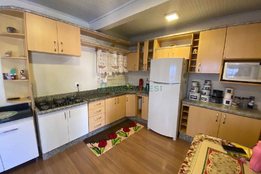 Casa com 203m², 3 dormitórios, 1 vaga, no bairro Charqueadas em Caxias do Sul para Comprar