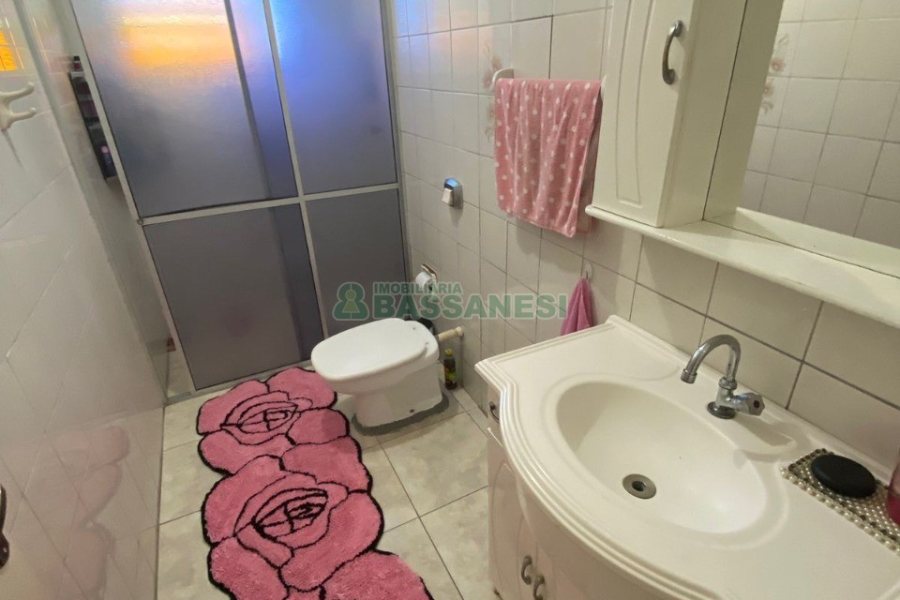 Casa com 203m², 3 dormitórios, 1 vaga, no bairro Charqueadas em Caxias do Sul para Comprar