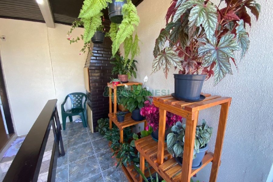 Casa com 203m², 3 dormitórios, 1 vaga, no bairro Charqueadas em Caxias do Sul para Comprar