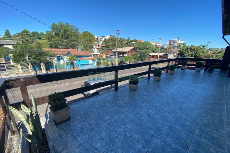 Casa com 203m², 3 dormitórios, 1 vaga, no bairro Charqueadas em Caxias do Sul para Comprar