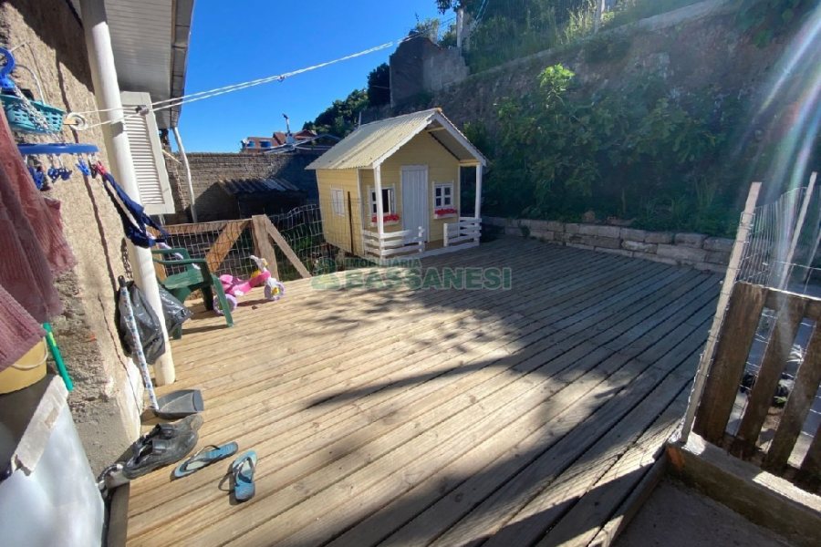 Casa com 203m², 3 dormitórios, 1 vaga, no bairro Charqueadas em Caxias do Sul para Comprar