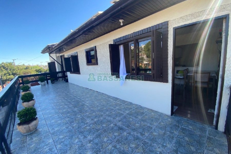 Casa com 203m², 3 dormitórios, 1 vaga, no bairro Charqueadas em Caxias do Sul para Comprar