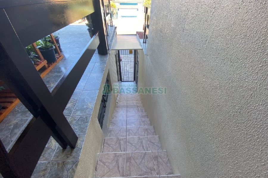 Casa com 203m², 3 dormitórios, 1 vaga, no bairro Charqueadas em Caxias do Sul para Comprar