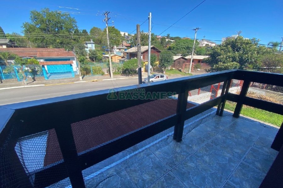 Casa com 203m², 3 dormitórios, 1 vaga, no bairro Charqueadas em Caxias do Sul para Comprar