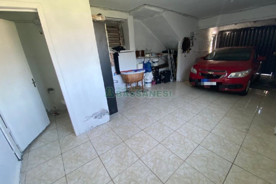 Casa com 203m², 3 dormitórios, 1 vaga, no bairro Charqueadas em Caxias do Sul para Comprar