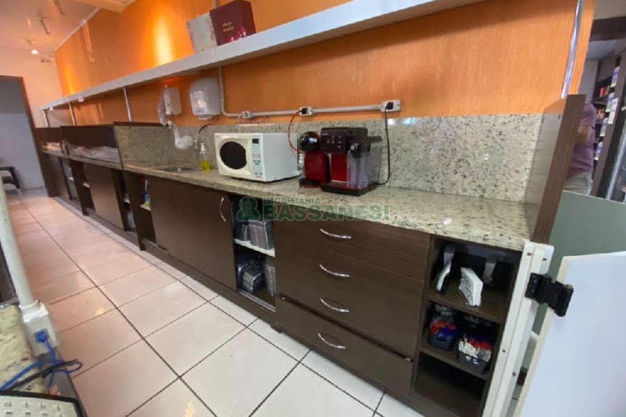 Casa com 203m², 3 dormitórios, 1 vaga, no bairro Charqueadas em Caxias do Sul para Comprar