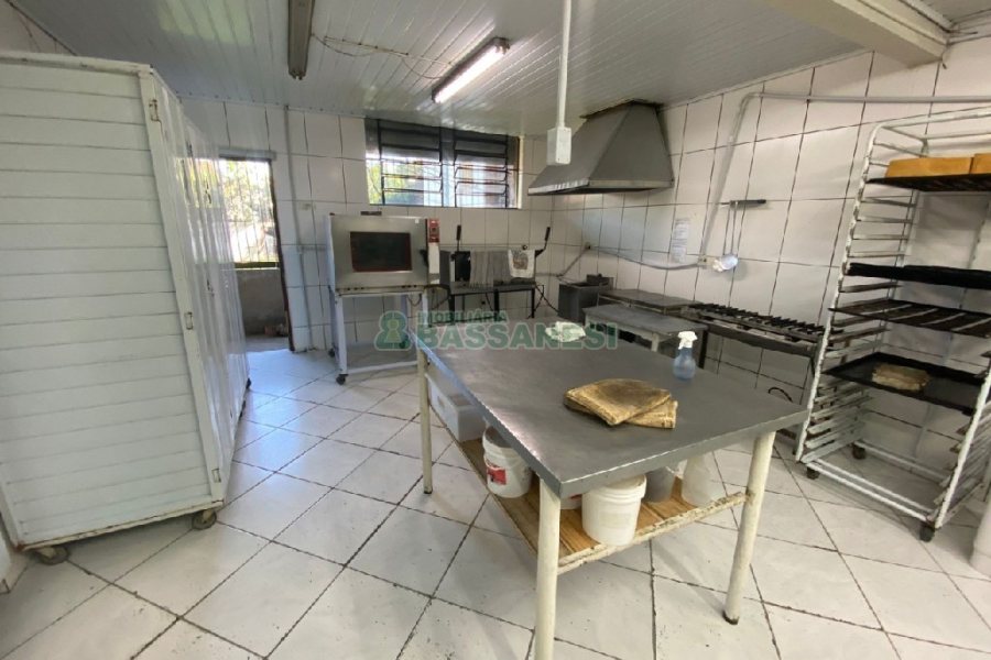 Casa com 203m², 3 dormitórios, 1 vaga, no bairro Charqueadas em Caxias do Sul para Comprar