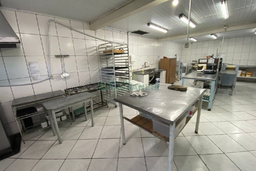 Casa com 203m², 3 dormitórios, 1 vaga, no bairro Charqueadas em Caxias do Sul para Comprar